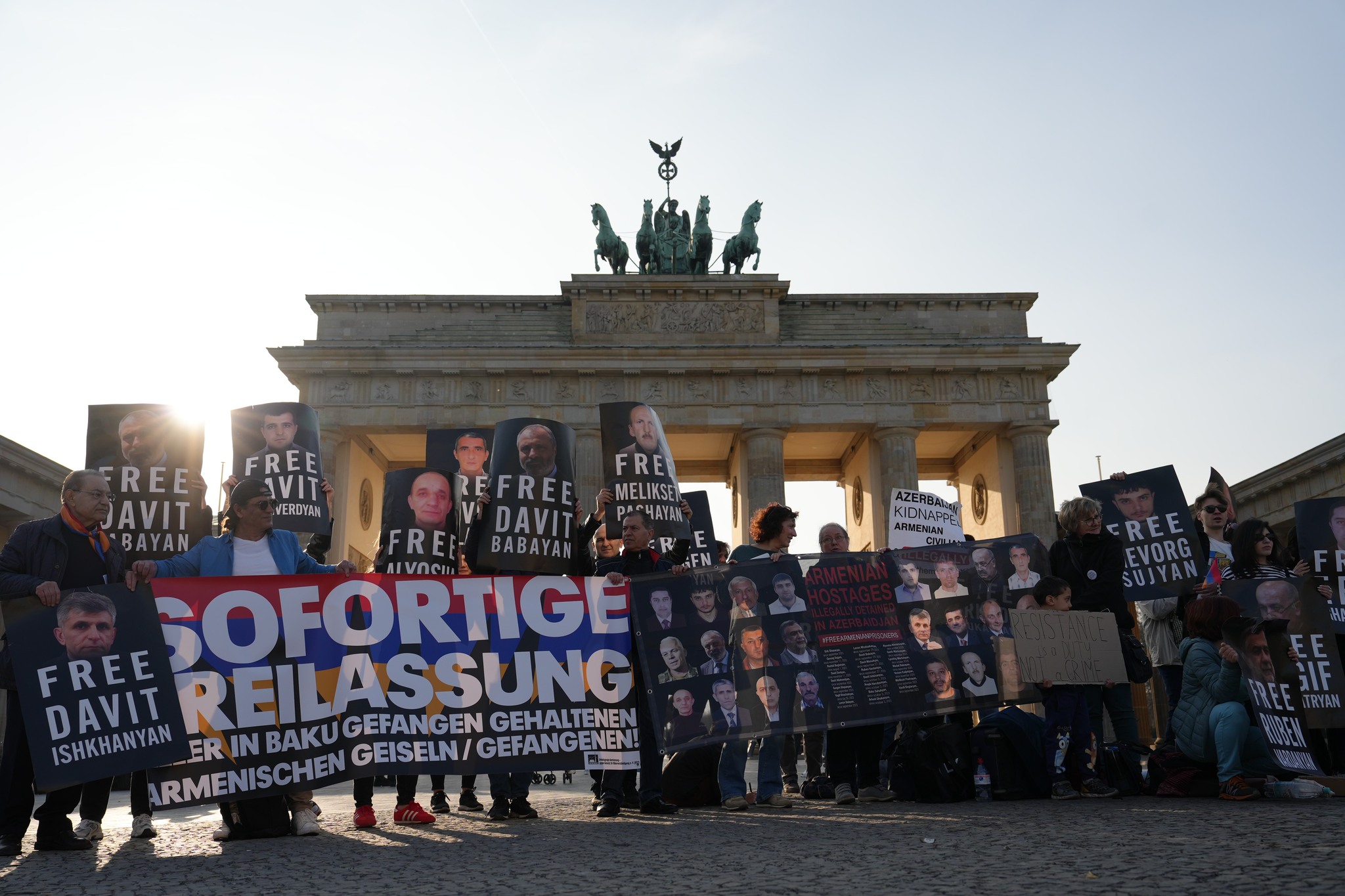 Berlin'de  Azerbaycan hükümütenin hapiste tuttuğu Karabağlı Ermenilere yönelik muamele protesto edildi